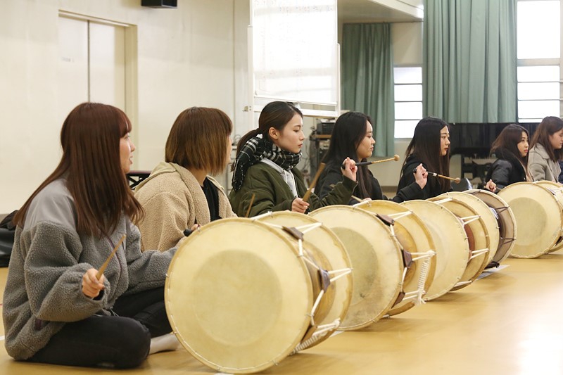 韓国の伝統的な太鼓＜チャング＞の演奏と、踊りの基本を体験しました